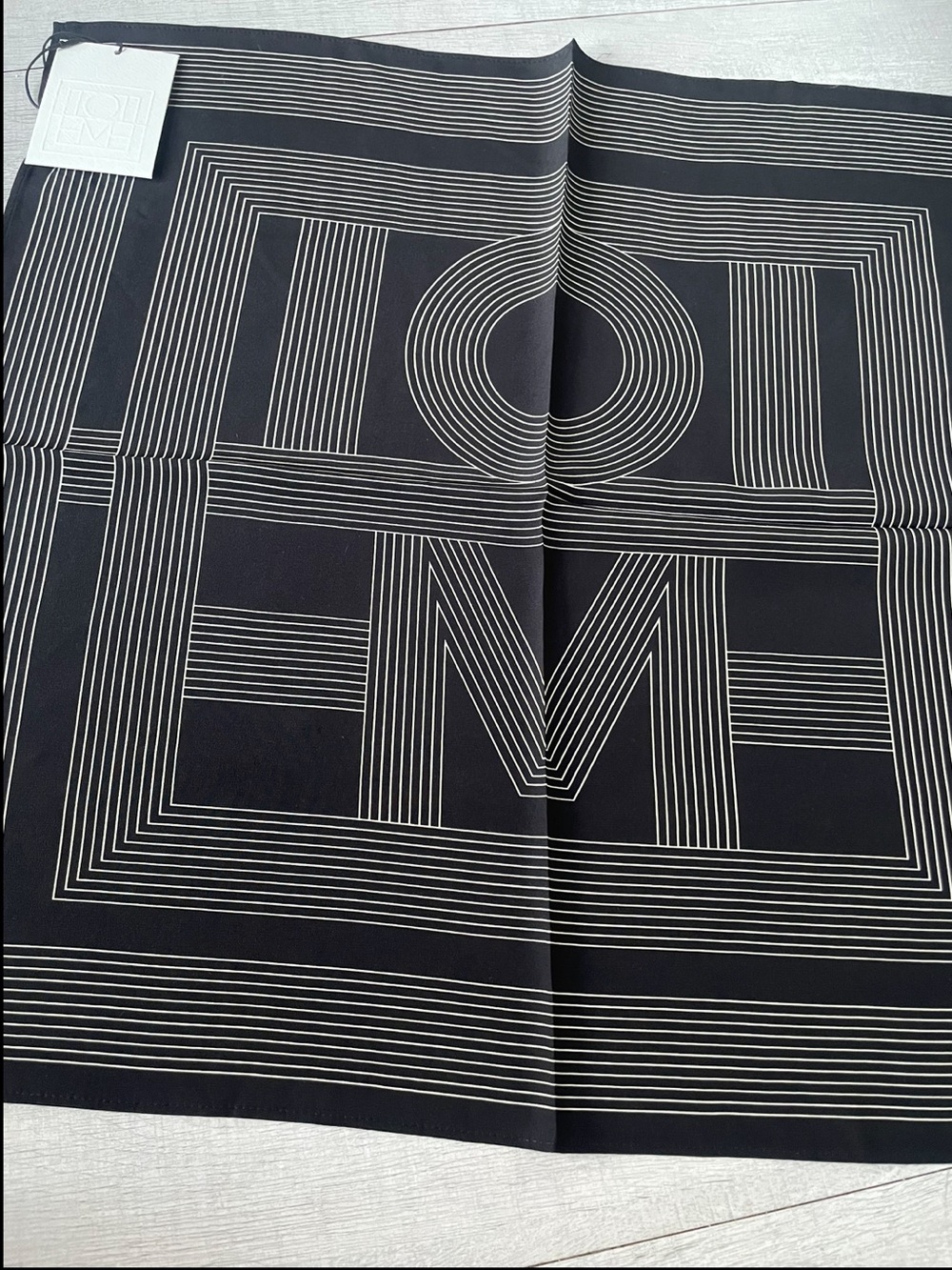 Black & White Geometric Silk Square Scarf Toteme - Picture 8 of 9